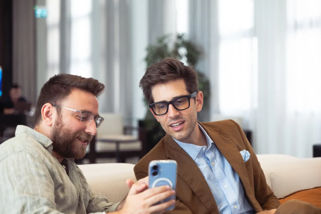 Telefona bakarak sohbet eden iki girişimci