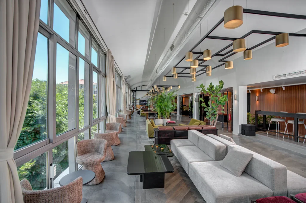 Yeşilliğe bakan geniş pencereli uzun lounge alanı