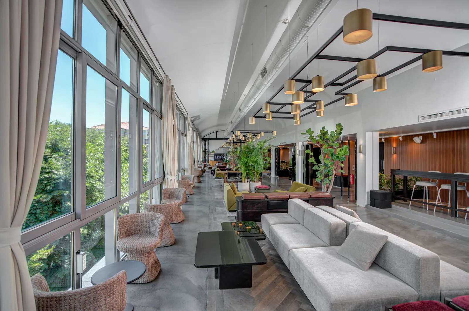 Yeşilliğe bakan geniş pencereli uzun lounge alanı