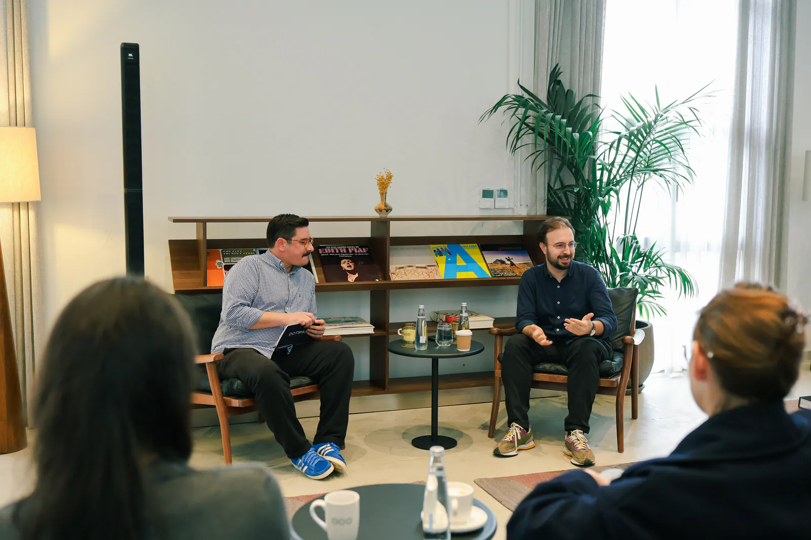 İki konuşmacının söyleşi yaptığı, dinleyicilerin izlediği bir mentorluk oturumu