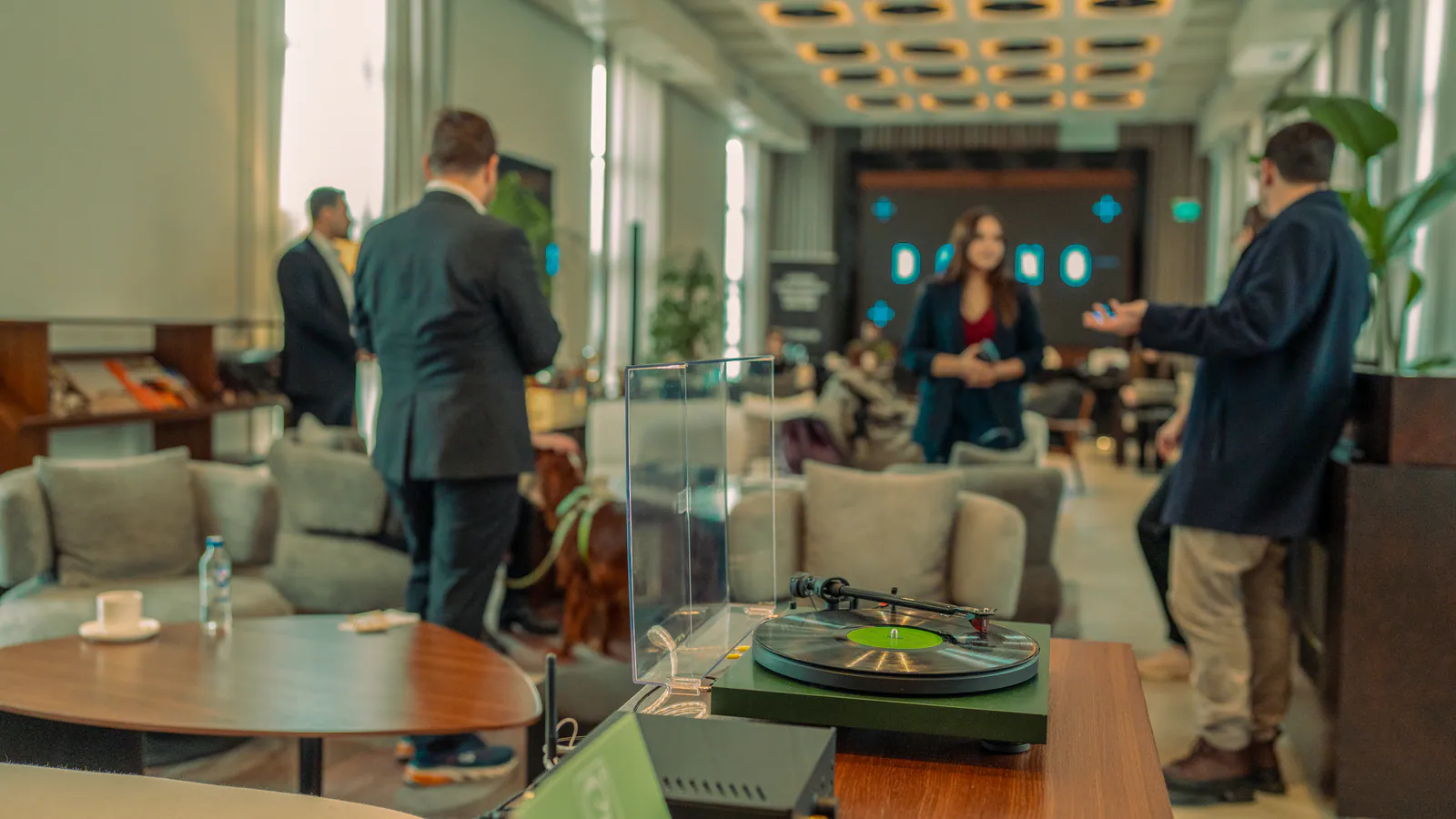 DotsHub lounge'ında ayakta sohbet eden katılımcılar