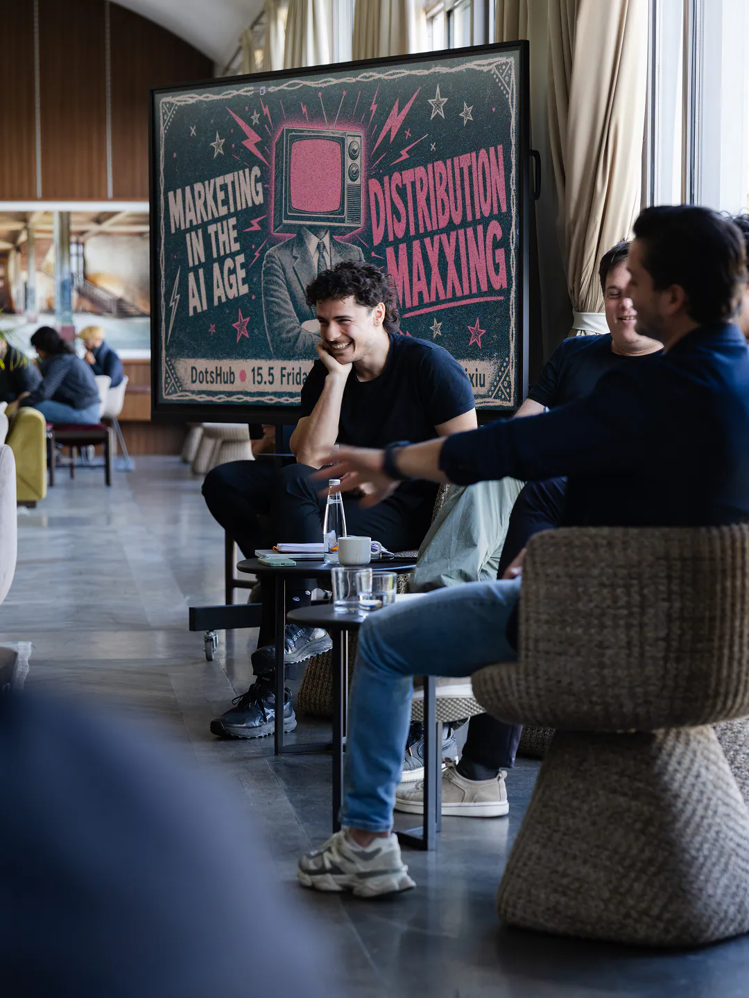 DotsHub AI Meetup etkinliğinde konuşmacıyı dinleyen katılımcılar
