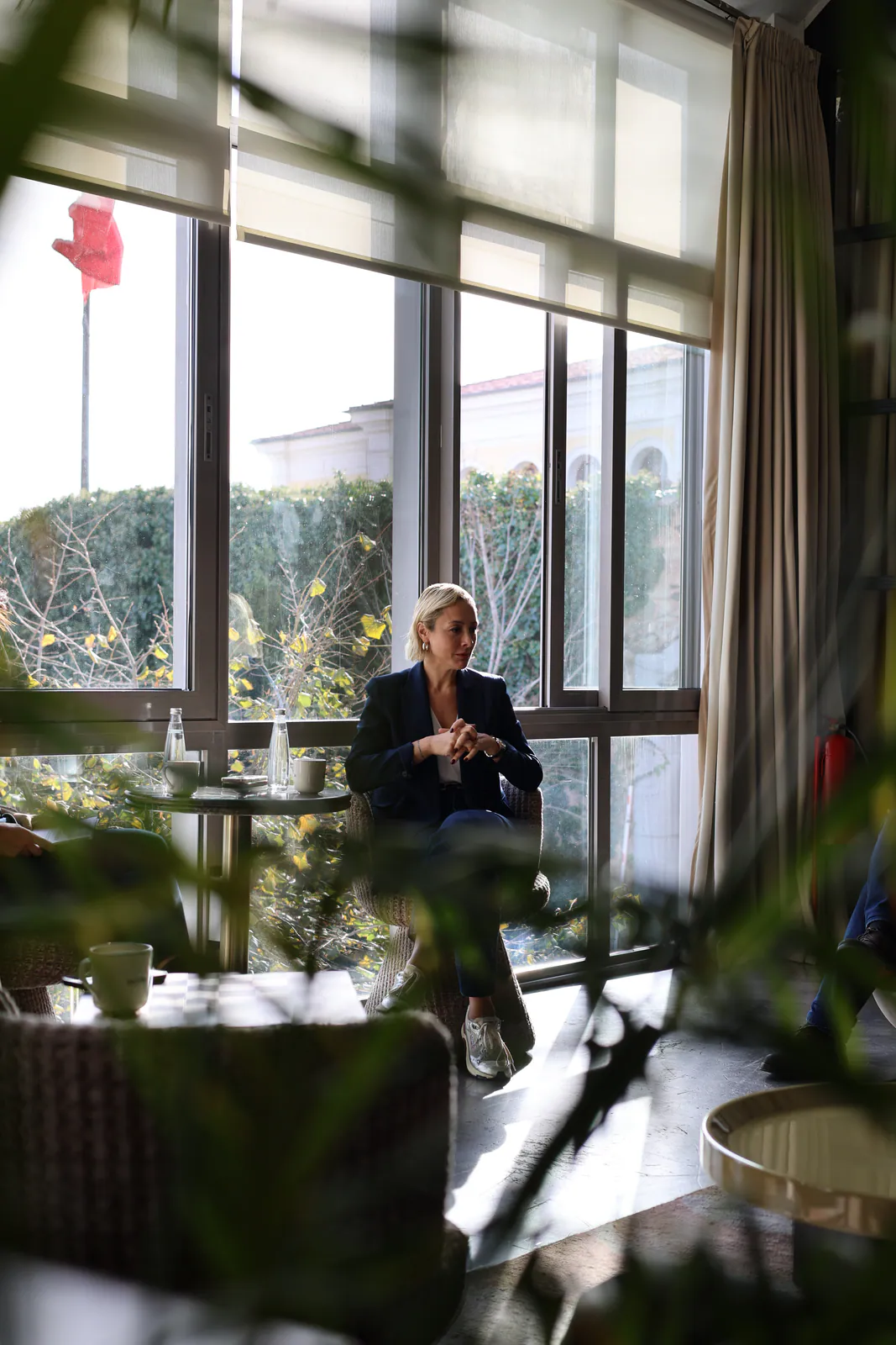 Bosphorus Leaders’ Roundtable toplantısında masa etrafında sohbet eden liderler