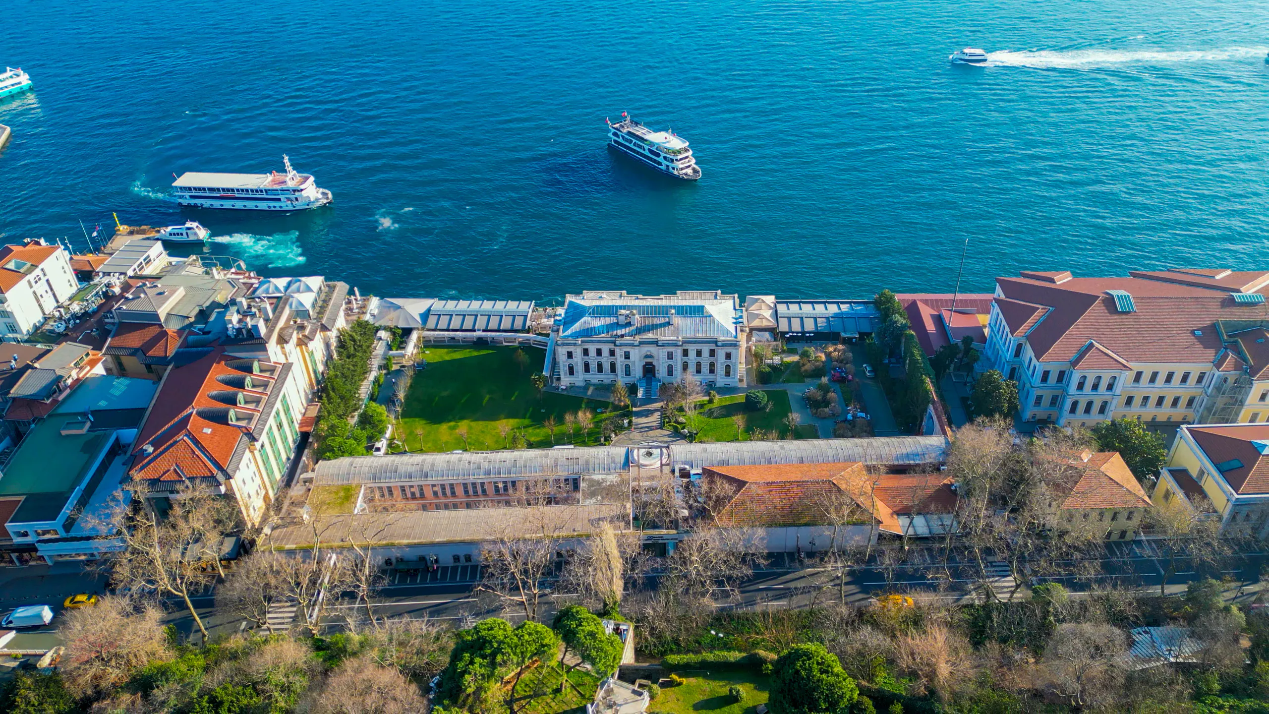 Boğaz kıyısındaki tarihi Feriye yerleşkesinin havadan görünümü