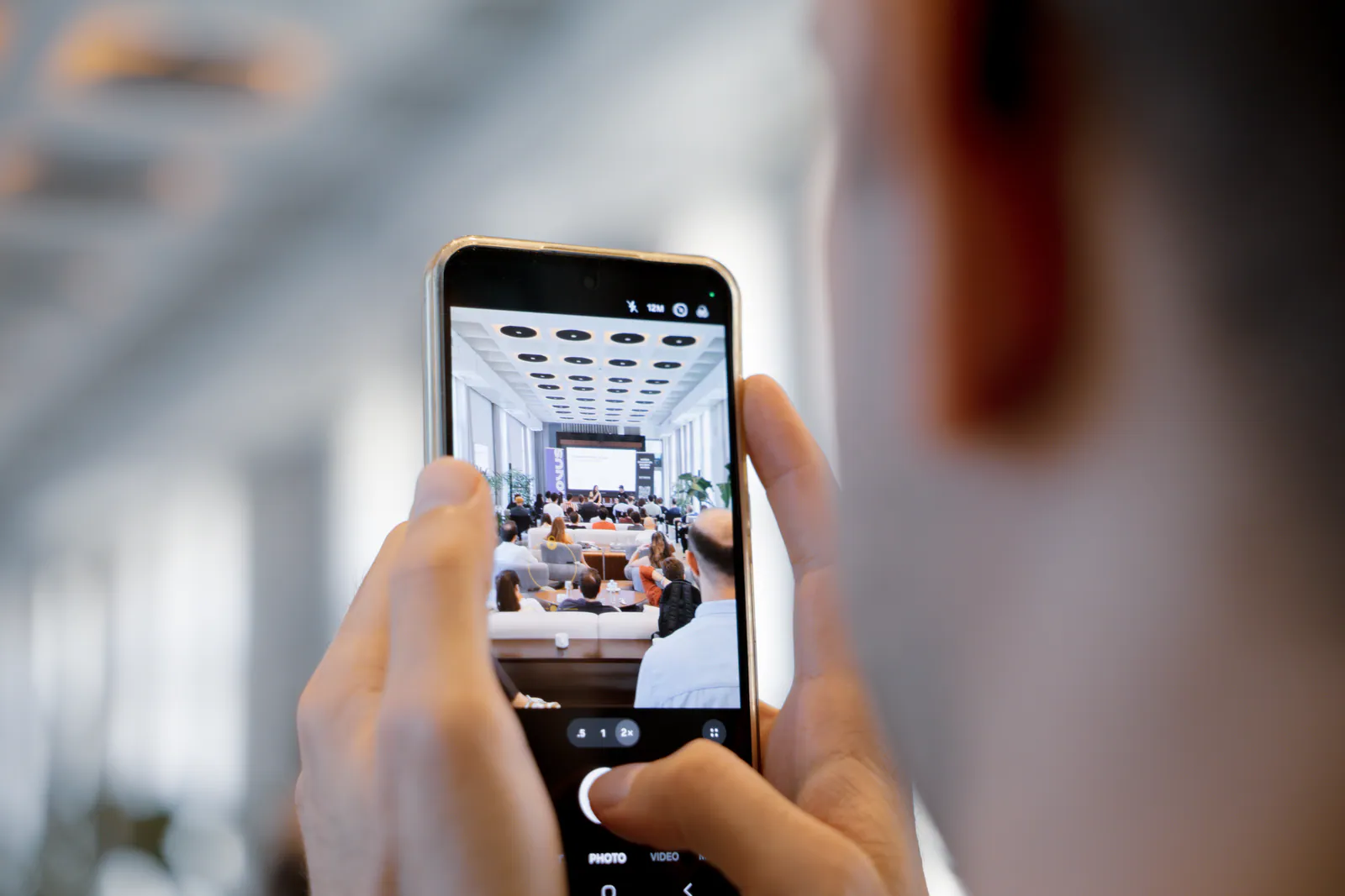 DotsHub etkinliğini telefonuyla kaydeden bir katılımcı